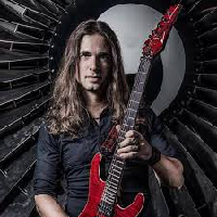 profile_Kiko Loureiro