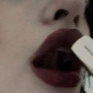 profile_Red lipstick